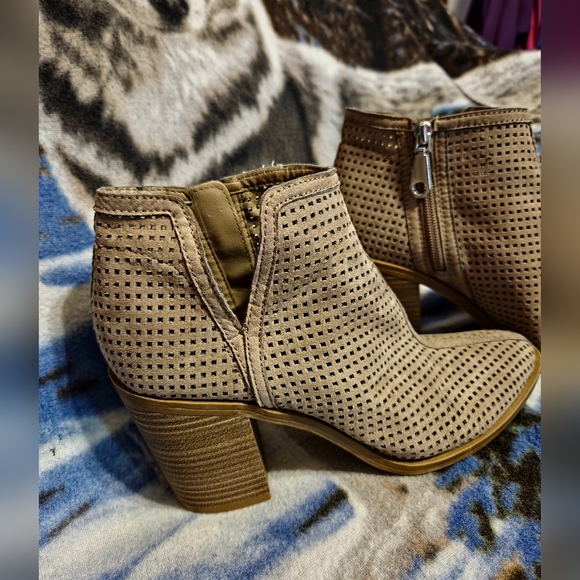 DOLCE VITA Chunky Heel Laser Cut Wedge Ankle Boots Size 7 - Picture 2 of 11